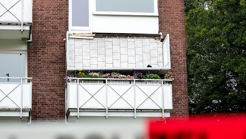 Der abgestürzte Balkon an einem Mehrfamilienhaus im Hamburger Stadtteil Langenhorn. Der zunächst in Lebensgefahr schwebende 27-Jährige hat nicht überlebt.