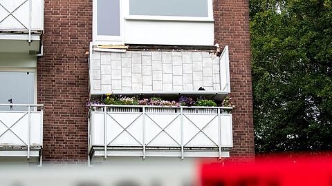 Der abgestürzte Balkon an einem Mehrfamilienhaus im Hamburger Stadtteil Langenhorn. Der zunächst in Lebensgefahr schwebende 27-Jährige hat nicht überlebt.