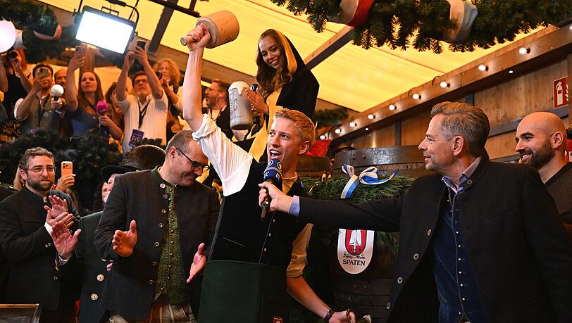 Mit zwei Schlägen hat OB Dominik Krause das erste Fass Wiesn-Bier angezapft und damit das 191. Oktoberfest offiziell eröffnet. Mit zwei Schlägen hat OB Dominik Krause das erste Fass Wiesn-Bier angezapft und damit das 191. Oktoberfest offiziell eröffnet.