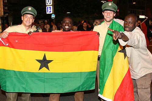 Mit den Deutschen freuten sich am Nürnberger Plärrer auch die hier lebenden Ghanaer. Von ihrem Freudentaumel &ndash; auch Ghana zieht ins Achtelfinale ein &ndash; ließen sich diese Polizisten gerne anstecken