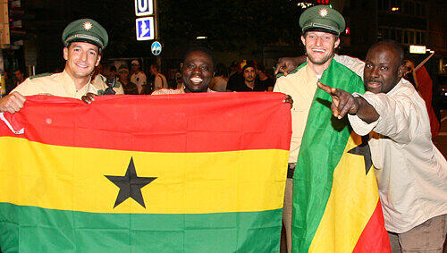 Mit den Deutschen freuten sich am Nürnberger Plärrer auch die hier lebenden Ghanaer. Von ihrem Freudentaumel – auch Ghana zieht ins Achtelfinale ein – ließen sich diese Polizisten gerne anstecken Mit den Deutschen freuten sich am Nürnberger Plärrer auch die hier lebenden Ghanaer. Von ihrem Freudentaumel – auch Ghana zieht ins Achtelfinale ein – ließen sich diese Polizisten gerne anstecken