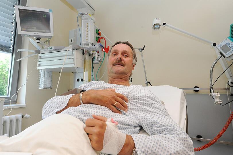 Daumen hoch! Peter Neururer nach seinem Herzinfarkt in der Klinik.