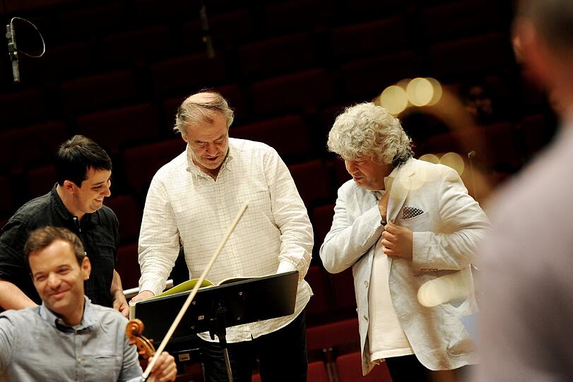 Gelöste Arbeitsatmosphäre: Valery Gergiev (Mitte) im Gespräch mit den Philharmonikern Konstanin Sellheim und Jano Lisboa (beide Bratsche, v.l.) und dem Konzertmeister Lorenz Nasturica-Herschcowici bei einer Probe im Gasteig für Gustav Mahlers Symphonie Nr. 2.