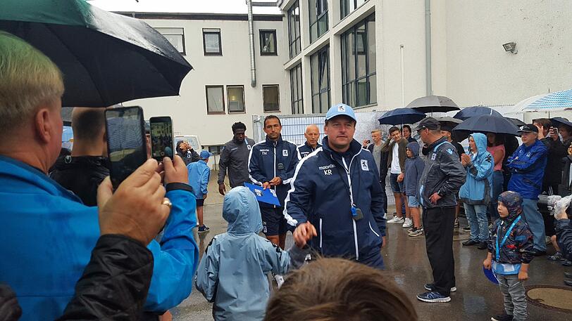 Hunderte Fans waren bereits am Morgen auf dem Gelände. Vor allem Wieder-Neu-Löwe Stefan Aigner sorgte für Euphorie bei den Anhängern.