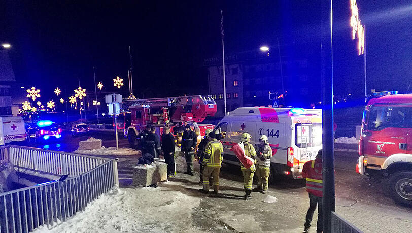 Einsatzkräfte konnten die Frau schnell aus dem Bachbett retten, ihr Freund erlitt schwere Verletzungen. Einsatzkräfte konnten die Frau schnell aus dem Bachbett retten, ihr Freund erlitt schwere Verletzungen.