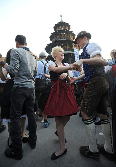 Hoch her geht es auf dem Kocherlball am Chinesischen Turm auch heuer seit 6 Uhr in der Früh.