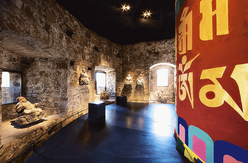 Das Herzstuck der Museen ist
auf Schloss Sigmundskron uber
Bozen zu besichtigen. Das Thema lautet &bdquo;Der verzauberte Berg&ldquo;. Es soll zeigen, was der Mensch in den Bergen bewirkt. Die Ausstellung
&mdash; Historisches, Kunst, Felsentheater, aber auch Mull vom Mount Everest &mdash; fugt sich harmonisch in die spätmittelalterliche Festungsanlage ein.