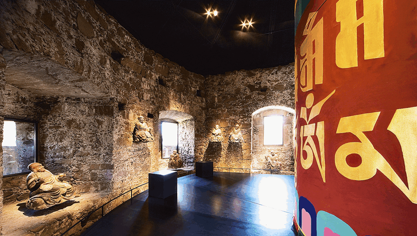 Das Herzstuck der Museen ist
auf Schloss Sigmundskron uber
Bozen zu besichtigen. Das Thema lautet „Der verzauberte Berg“. Es soll zeigen, was der Mensch in den Bergen bewirkt. Die Ausstellung
— Historisches, Kunst, Felsentheater, aber auch Mull vom Mount Everest — fugt sich harmonisch in die spätmittelalterliche Festungsanlage ein. Das Herzstuck der Museen ist
auf Schloss Sigmundskron uber
Bozen zu besichtigen. Das Thema lautet „Der verzauberte Berg“. Es soll zeigen, was der Mensch in den Bergen bewirkt. Die Ausstellung
— Historisches, Kunst, Felsentheater, aber auch Mull vom Mount Everest — fugt sich harmonisch in die spätmittelalterliche Festungsanlage ein.