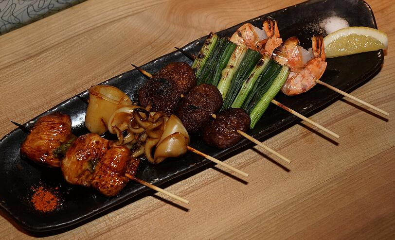 Treffen sich ein Sushi und ein Schaschlik: Im Nomiya werden die bayerische und die japanische Küche vereint.	Foto: Daniel von Loeper
