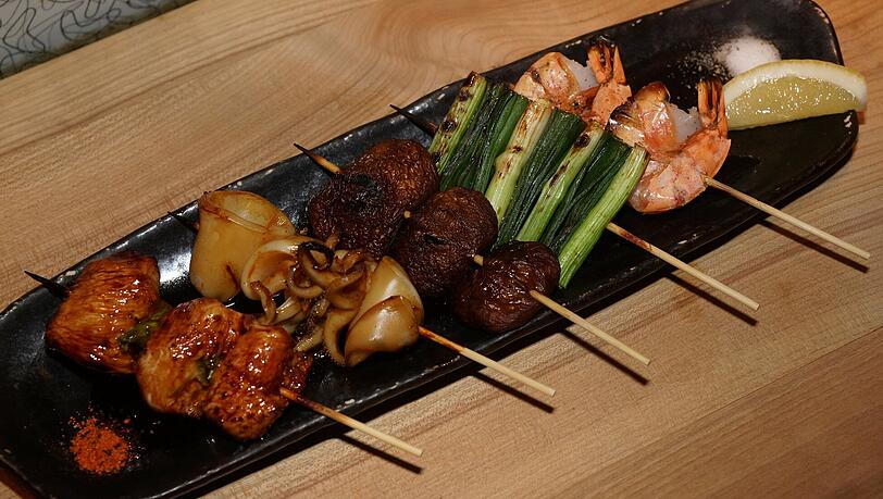 Treffen sich ein Sushi und ein Schaschlik: Im Nomiya werden die bayerische und die japanische Küche vereint. Foto: Daniel von Loeper Treffen sich ein Sushi und ein Schaschlik: Im Nomiya werden die bayerische und die japanische Küche vereint. Foto: Daniel von Loeper