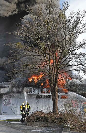 Der Kulturpavillon ist komplett ausgebrannt. Die Bilder vom Großeinsatz der Feuerwehr.