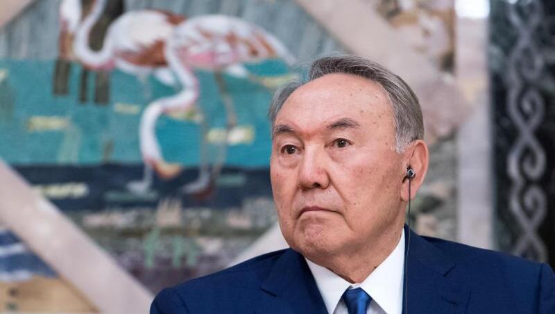 Der auf Lebenszeit ernannte kasachische Präsident Nursultan Nasarbajew hat überraschend sein Amt niedergelegt. Der auf Lebenszeit ernannte kasachische Präsident Nursultan Nasarbajew hat überraschend sein Amt niedergelegt.