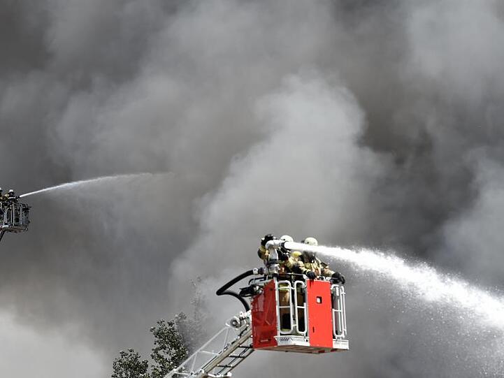 Einsatzkräfte der Feuerwehr löschen das Feuer in Berlin-Lichtenberg.