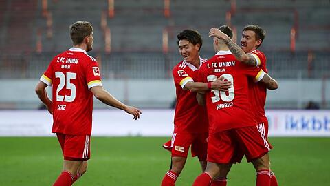Unions Mittelfeld-Motor Robert Andrich (2.v.r) wird für sein Tor zum 2:0 von den Teamkameraden gefeiert.