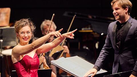 Die Sopranistin Sarah Maria Sun mit dem Dirigenten Clemens Schuldt und dem Münchener Kammerorchester im Prinzregententheater.