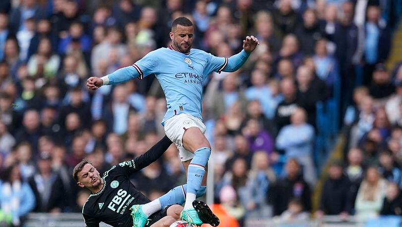 Kyle Walker (r) von Manchester City gegen Kiernan Dewsbury-Hall von Leicester City.