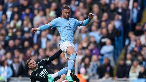 Kyle Walker (r) von Manchester City gegen Kiernan Dewsbury-Hall von Leicester City.