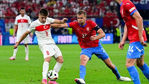 Das türkische Top-Talent Arda Güler (l) stand gegen Tschechien wieder in der Startelf.