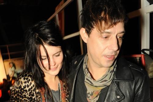 Fremd-Flirt in München? Kate-Moss-Lover Jamie Hince mit Allison Mosshart in der Badeanstalt beim Musikexpress-Award.