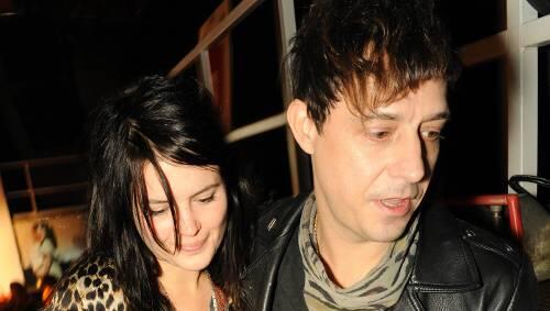 Fremd-Flirt in München? Kate-Moss-Lover Jamie Hince mit Allison Mosshart in der Badeanstalt beim Musikexpress-Award. Fremd-Flirt in München? Kate-Moss-Lover Jamie Hince mit Allison Mosshart in der Badeanstalt beim Musikexpress-Award.
