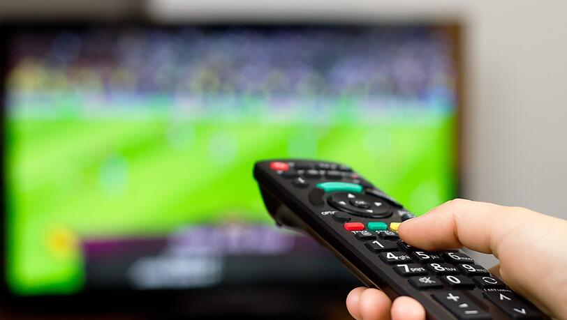 Wer in der Bundesliga-Saison 2024/25 alle Spiele live sehen möchte, muss zwei Pay-TV-Angebote in Anspruch nehmen.