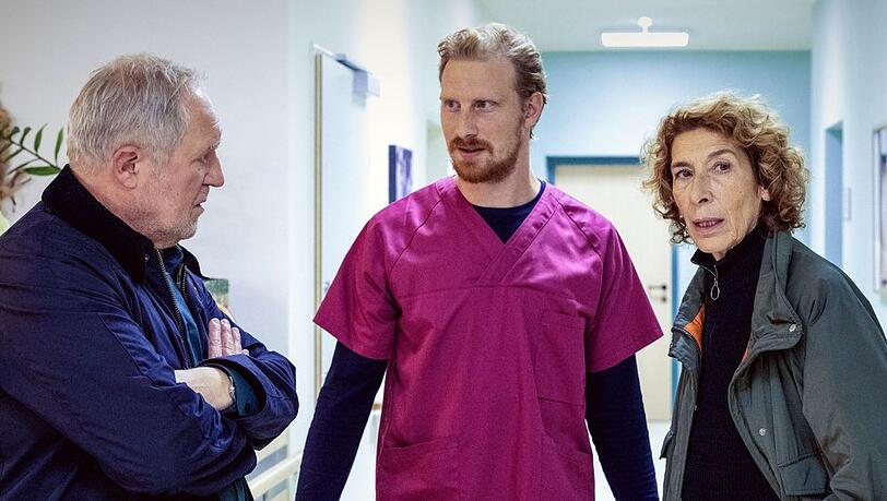 Harald Krassnitzer (l.) und Adele Neuhauser (hier mit Michael Edlinger) ermitteln im Wiener-"Tatort: Der Elektriker" in einem Pflegeheim.