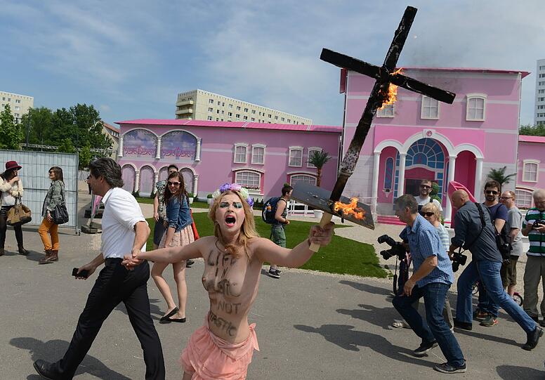 Die Femen-Aktion beim "Barbie-Dreamhouse" in Berlin. Die Bilder