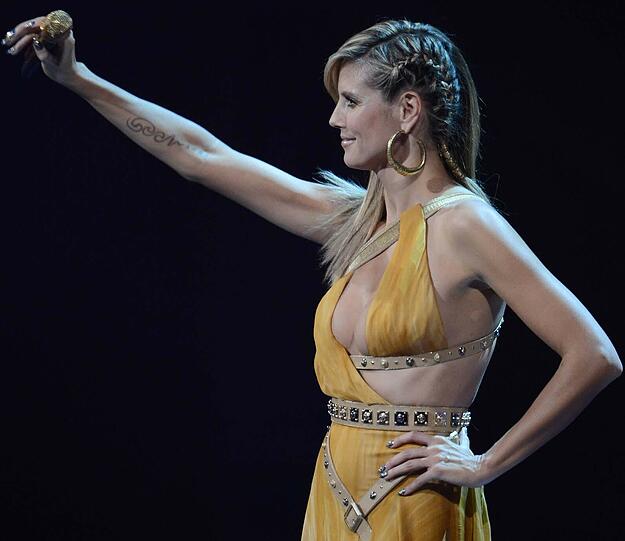 Jahrelang zierte der verschlungene "Seal"-Schriftzug Heidi Klums Unterarm. Jetzt scheint sich Heidi von ihrem Tattoo trennen zu wollen.
