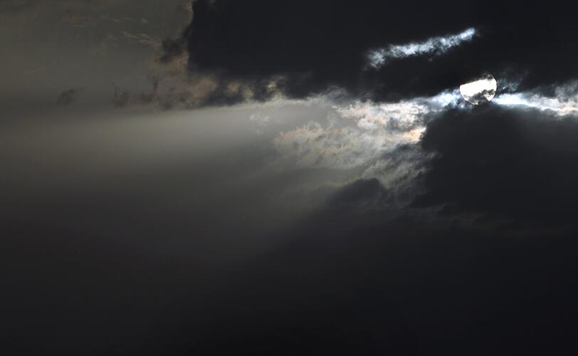 Gewitter ziehen über Deutschland hinweg: Die Sonne scheint am Himmel über Stötten (Bayern) durch eine Wolkenlücke.