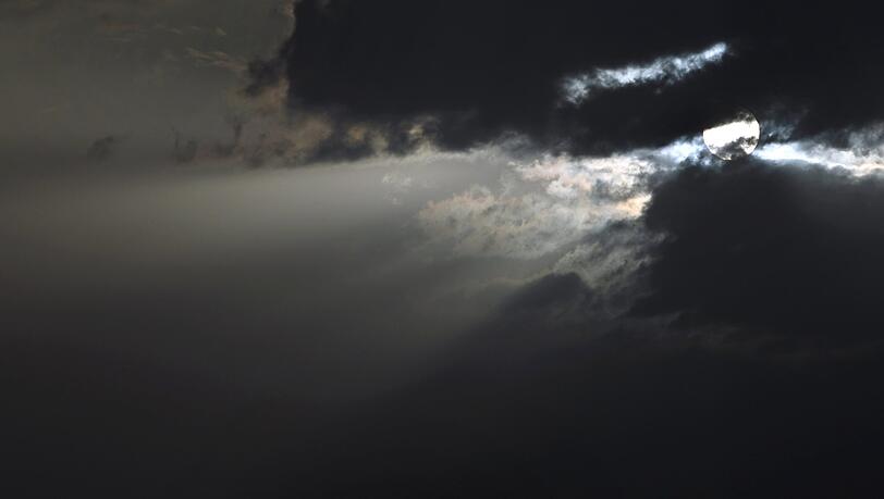 Gewitter ziehen über Deutschland hinweg: Die Sonne scheint am Himmel über Stötten (Bayern) durch eine Wolkenlücke. Gewitter ziehen über Deutschland hinweg: Die Sonne scheint am Himmel über Stötten (Bayern) durch eine Wolkenlücke.