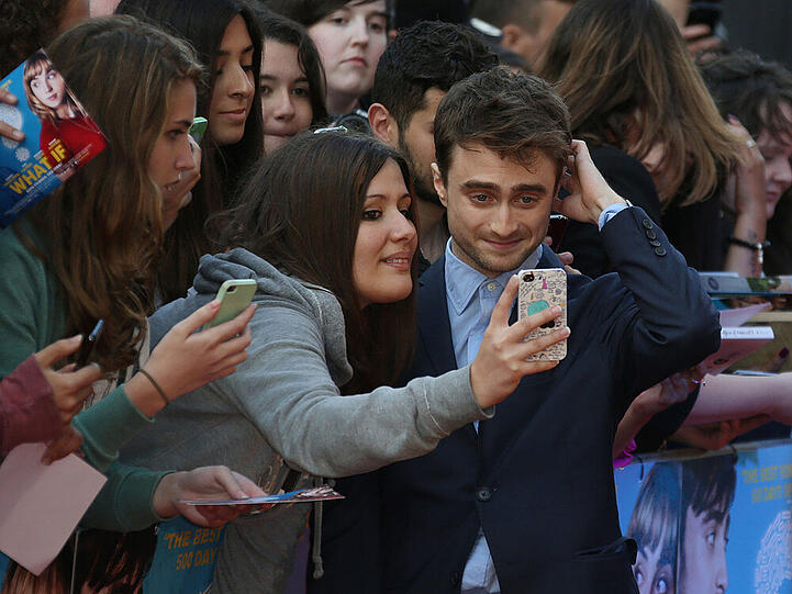 Auch Stars müssen wissen, wie man sich auf Selfies präsentiert. Daniel Radcliffe richtet sich auf dem roten Teppich schon mal die Haare