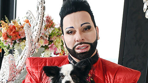 Der Designer Harald Glööckler mit seinem Papillon-Hund Billy King
