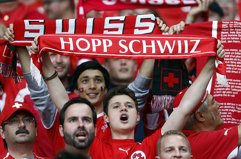 Schweiz: Die eidgenössischen Fans treten mehrsprachig auf.