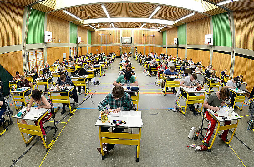 Die bayerischen Gymnasiasten müssen derzeit nach zwölf Jahren Schule ihre Abiturprüfung ablegen.