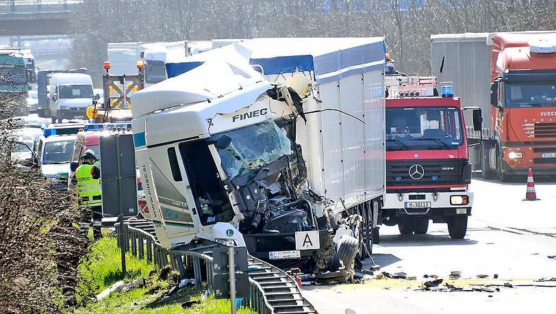 Schwerer Lkw-Unfall auf der A99 - ein Fahrer musste aus dem Cockpit befreit und per Hubschrauber ins Krankenhaus geflogen werden. Schwerer Lkw-Unfall auf der A99 - ein Fahrer musste aus dem Cockpit befreit und per Hubschrauber ins Krankenhaus geflogen werden.