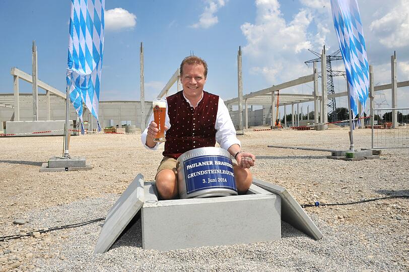 Brauerei-Chef Andreas Steinfatt legt ein kleines Fassl mit in den Grundstein, darin enthalten: ein Exemplar der Abendzeitung.