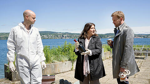 Klara Blum (Eva Mattes) und Kai Perlmann (Sebastian Bezzel) mit Gerichtsmediziner Wehmut (Benjamin Morik, l.)