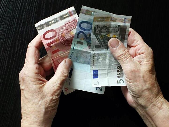 Einer Umfrage zufolge rückt die Angst vor Armut derzeit stärker als andere Themen ins Bewusstsein der Deutschen.