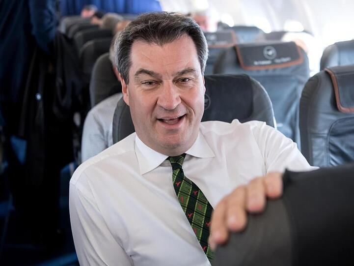 Markus Söder (CSU), Ministerpräsident von Bayern, sitzt in einem Flugzeug. Foto: Sven Hoppe/dpa