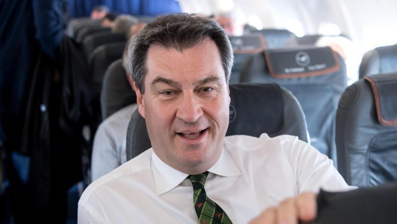 Markus Söder (CSU), Ministerpräsident von Bayern, sitzt in einem Flugzeug. Foto: Sven Hoppe/dpa Markus Söder (CSU), Ministerpräsident von Bayern, sitzt in einem Flugzeug. Foto: Sven Hoppe/dpa