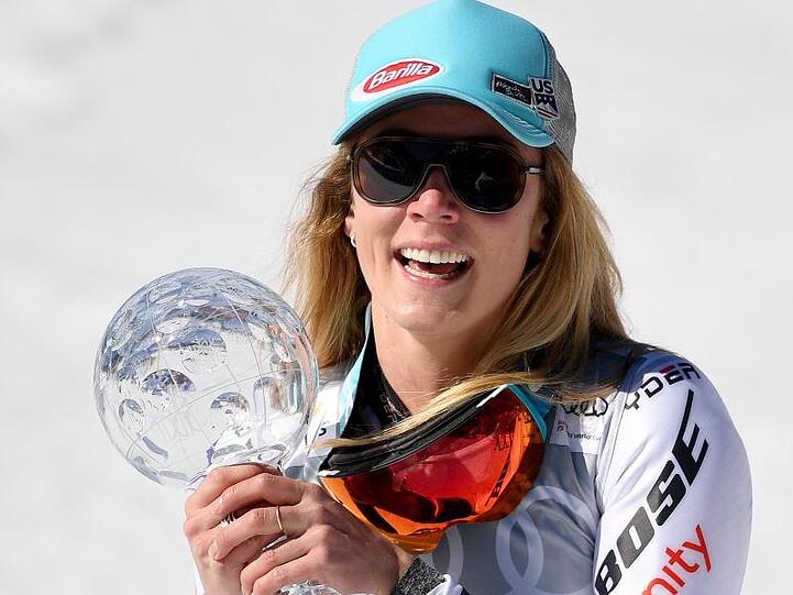 Mikaela Shiffrin aus den USA feiert mit der Kristallkugel den Sieg beim Riesentorlauf.