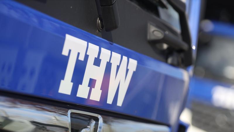 Blick auf einen Schriftzug vom Technischen Hilfswerk (THW).
