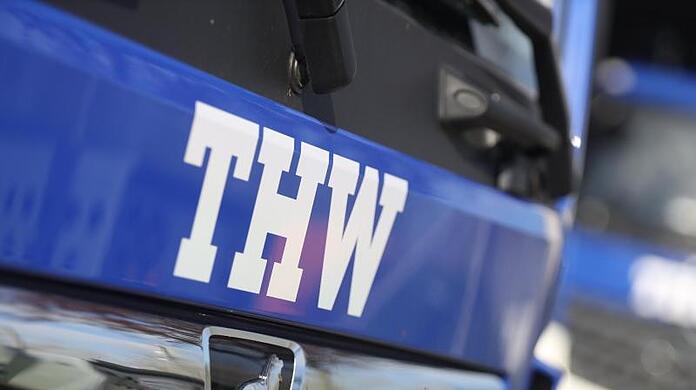 Blick auf einen Schriftzug vom Technischen Hilfswerk (THW).