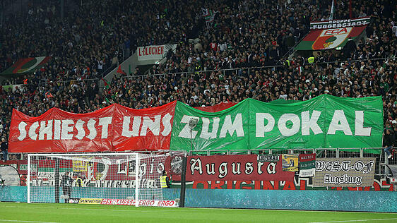Die Choreo der Augsburg-Fans vor dem Spiel gegen die Bayern.