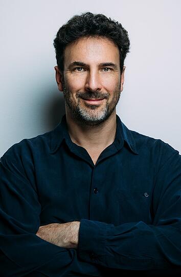 Rubén Dubrovsky stammt aus Buenos Aires. Er studierte Cello und gründete 1999 das Bach Consort Wien. 2008 debütierte er als Operndirigent mit Antonio Vivaldis "Orlando furioso" in Bonn. Seit Beginn der Spielzeit ist er Chefdirigent des Gärtnerplatztheaters.