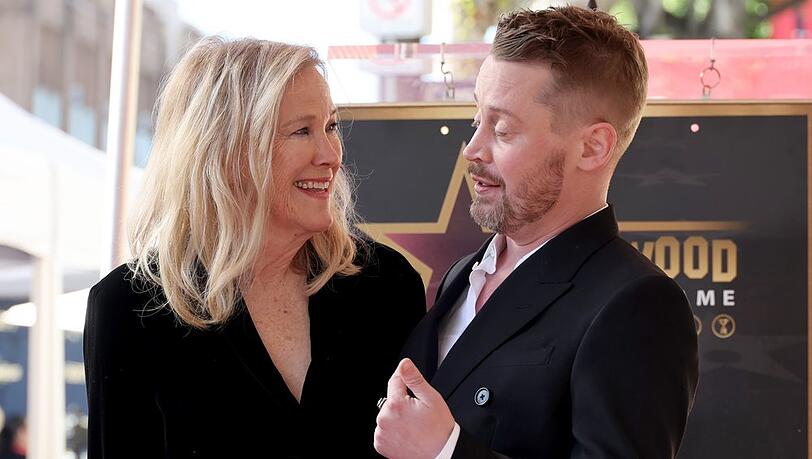 Macaulay Culkin mit seiner Filmmutter Catherine O'Hara auf dem Walk of Fame.