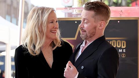 Macaulay Culkin mit seiner Filmmutter Catherine O'Hara auf dem Walk of Fame.