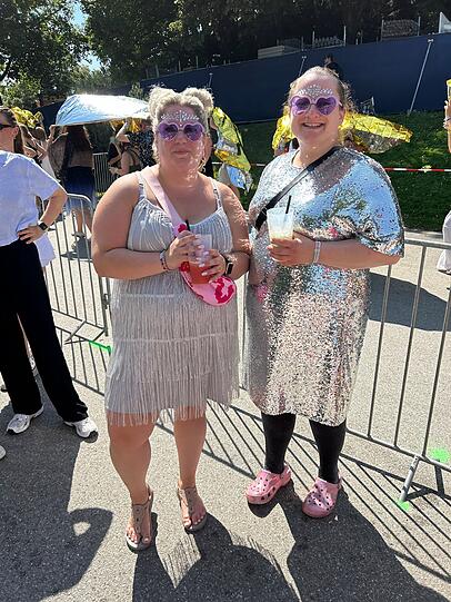 Lara (23, links) und Susi (32) sind von der Insel Föhr für das Konzert nach München angereist. Lara (23, links) und Susi (32) sind von der Insel Föhr für das Konzert nach München angereist.