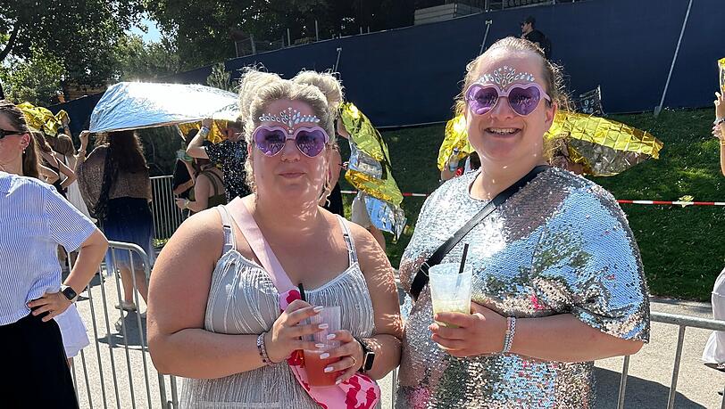 Lara (23, links) und Susi (32) sind von der Insel Föhr für das Konzert nach München angereist. Lara (23, links) und Susi (32) sind von der Insel Föhr für das Konzert nach München angereist.