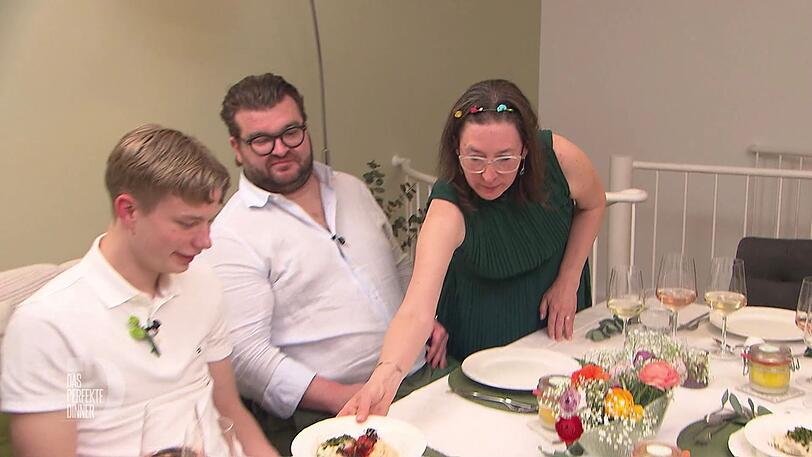 Noah (links) und Gregor freuen sich &uuml;ber Danielas Dessert.